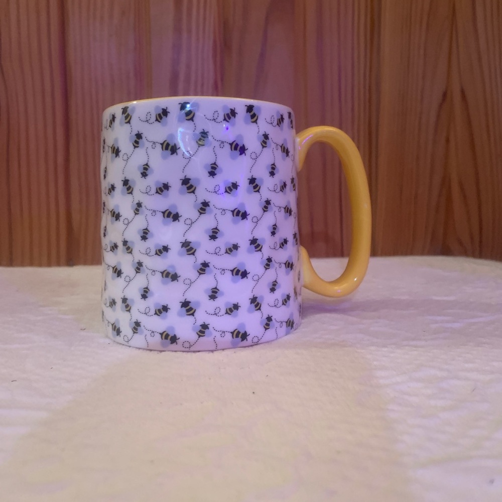 10 Strawberry Street Bee Mug